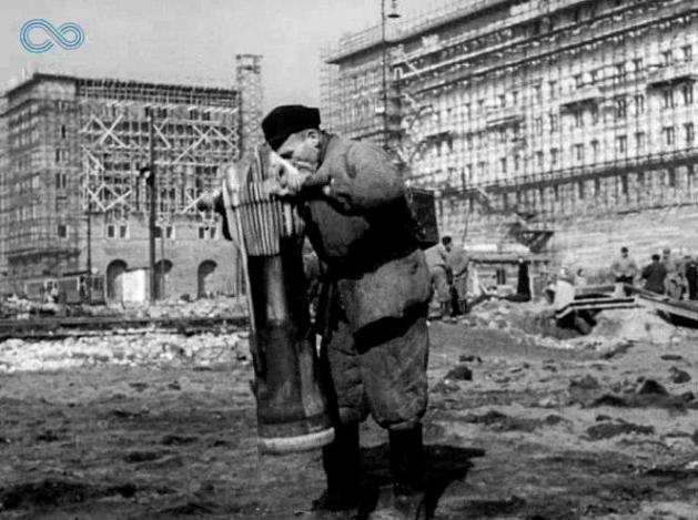 Budowa Pl. Konstytucji 6 w Polskiej Kronice Filmowej z marca 1952 r.