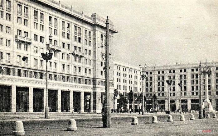 Budynek przy Pl. Konstytucji 6 w 1952 r.