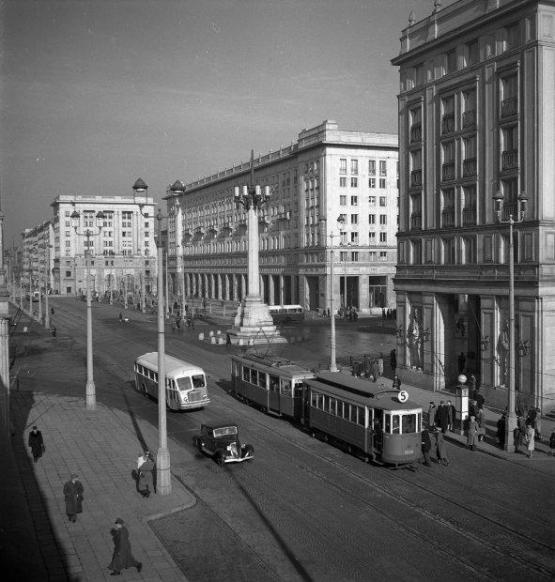 Budynek przy Pl. Konstytucji 6 widziany z tarasu przy ul. Marszałkowskiej w 1952 r.
