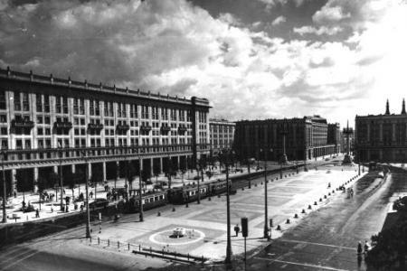 Budynek przy Pl. Konstytucji 6 w 1953 r.