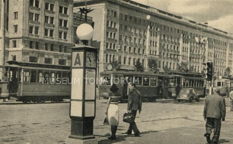 Przystanek autobusowy na MDM, 1954 r.
