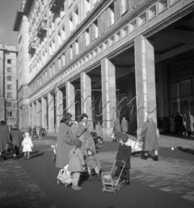 Scenka rodzajowa przed budynkiem przy Pl. Konstytucji 6, 1954 r.