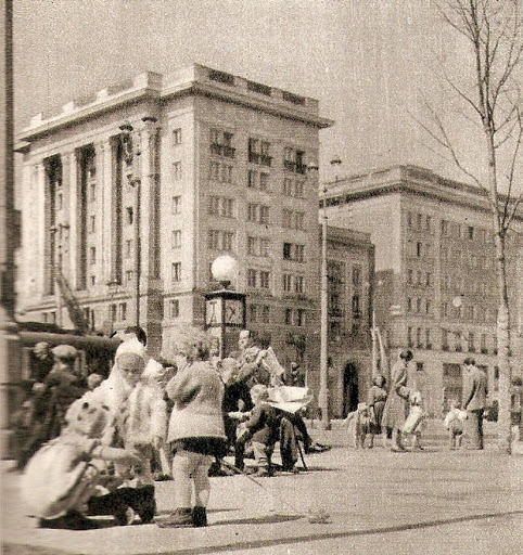 Dzieci przed budynkiem przy Pl. Konstytucji 6, ok. 1954 r.